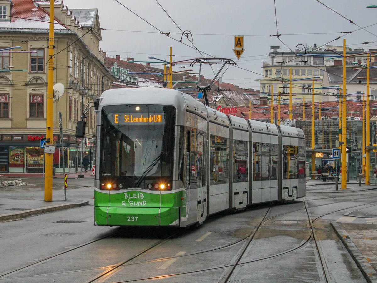Graz. Variobahn 237 war am 06.12.2020 als Verstärker zwischen Andritz und LKH MED UNI unterwegs, hier vor dem Steirerhof.