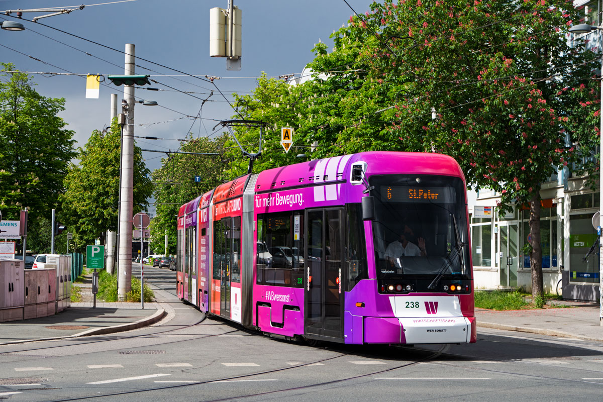 Graz 

Variobahn 238 mit der neuen Vollwerbung für den Wirtschaftsbund, Asperngasse/Eggenberger Straße, 20.05.2019 