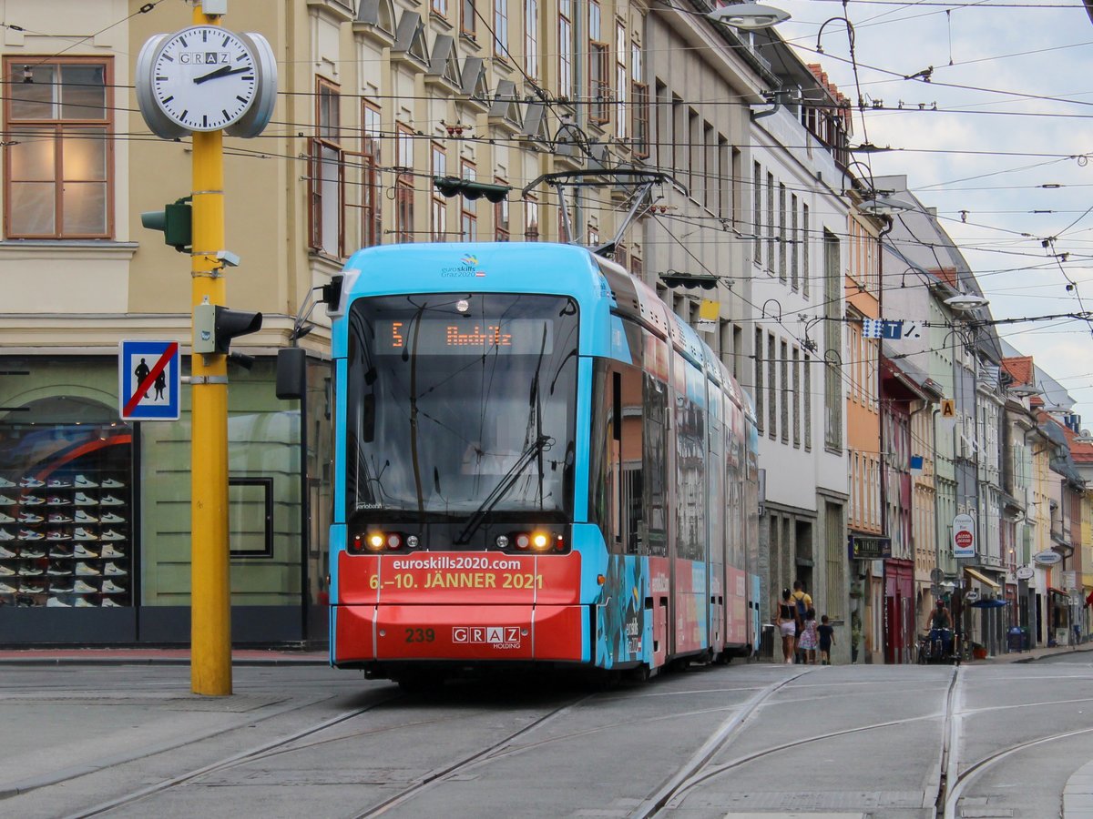 Graz. Variobahn 239  Euroskills  war am 29.08.2020 auf der Linie 5, hier am Jakominiplatz in Fahrtrichtung Andritz.