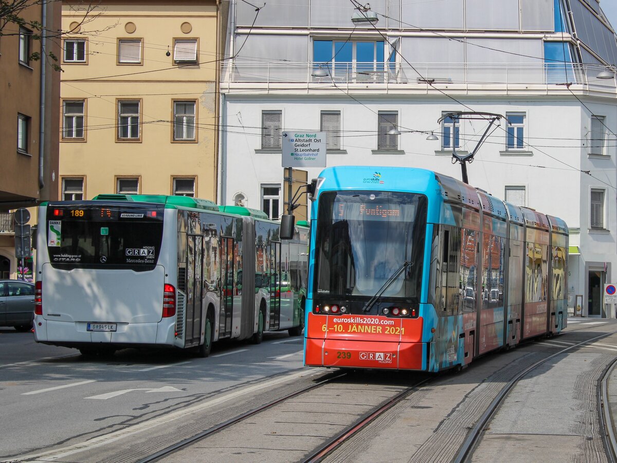 Graz. Variobahn 239 konnte ich hier am 29.08.2020 beim befahren der  Jakominirampe  als Linie 5 fotografisch festhalten.