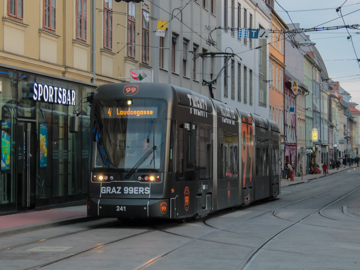 Graz. Variobahn 241 ist hier am 02.10.2021 am Jakominiplatz zu sehen.