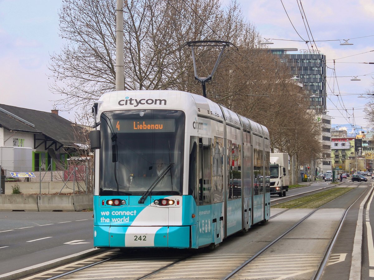 Graz. Variobahn 242 der Graz Linien war am 15.04.2021 auf der Linie 4 unterwegs, hier kurz vor der Jauerburggasse.