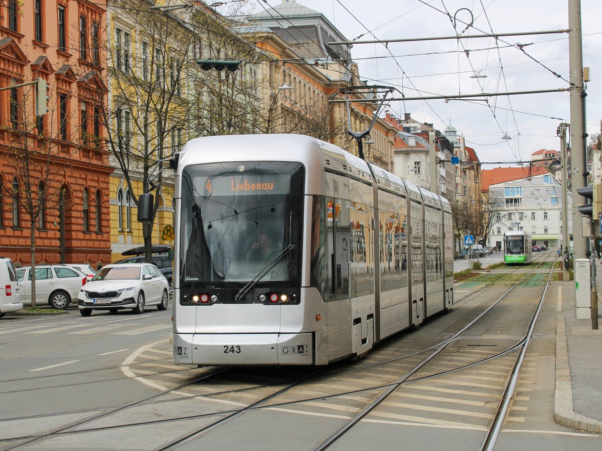Graz. Variobahn 243 konnte ich am 06.04.2021 als Linie 4 bei der Steyrergasse ablichten.