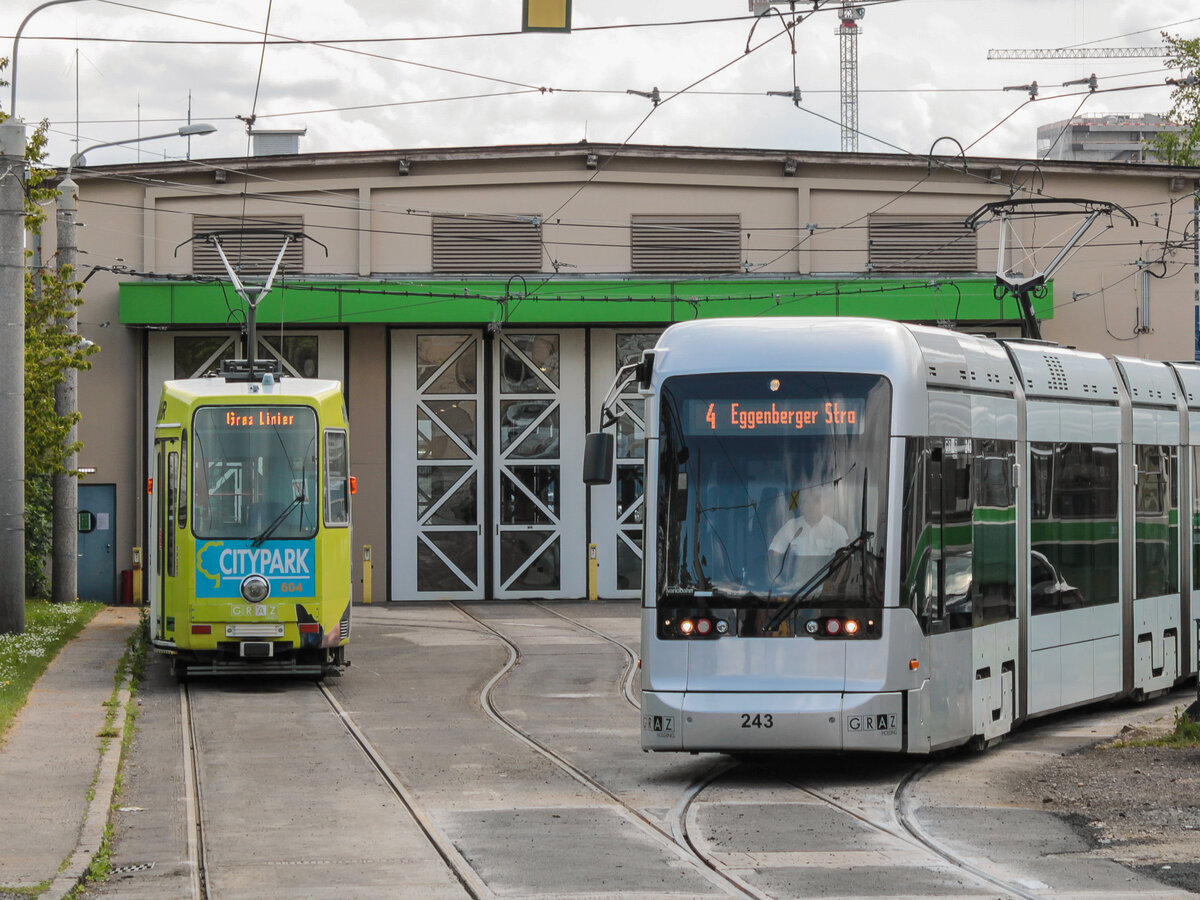 Graz. Variobahn 243 trifft hier am 03.05.2021 TW 604 in der Alten Poststraße.