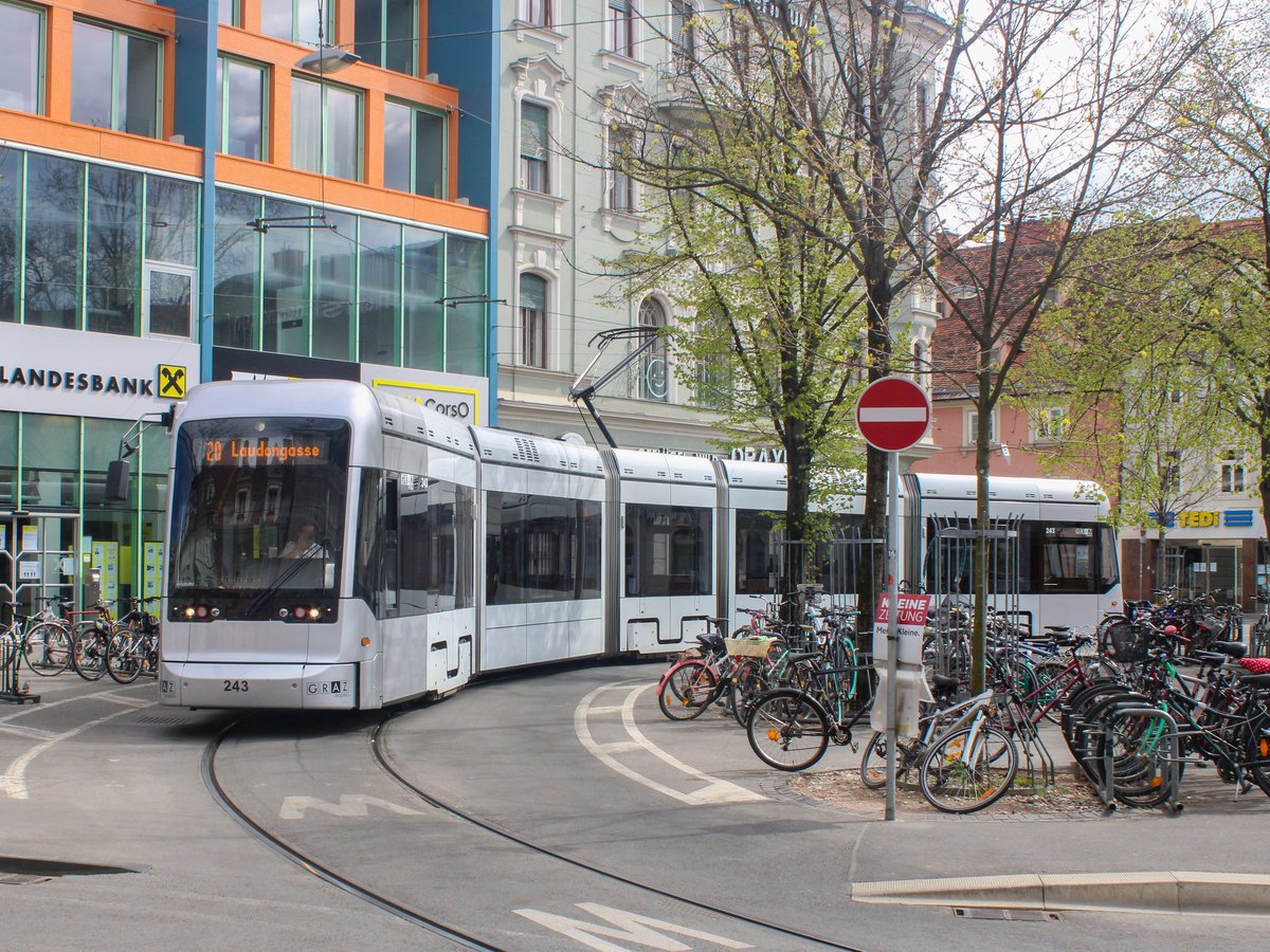 Graz. Variobahn 243 wendet hier als Sonntagskurs am 11.04.2021 als Linie 20 beim Steirerhof.