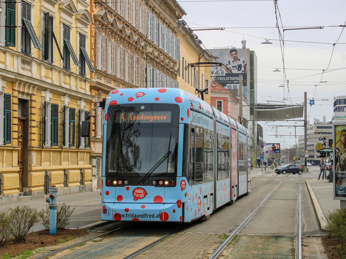 Graz. Variobahn 244 der Graz Linien war am 10.04.2021 auf der Linie 4 unterwegs, hier bei der Haltestelle Jakominigürtel/TIM.