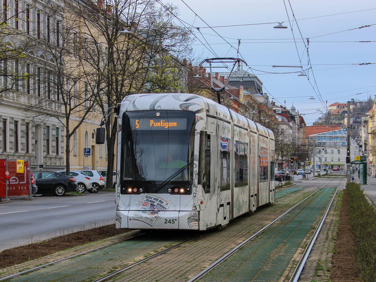 Graz. Variobahn 245 fuhr am 05.04.2021 auf der Linie 5, hier kurz vor der Haltestelle Jakominigürtel.