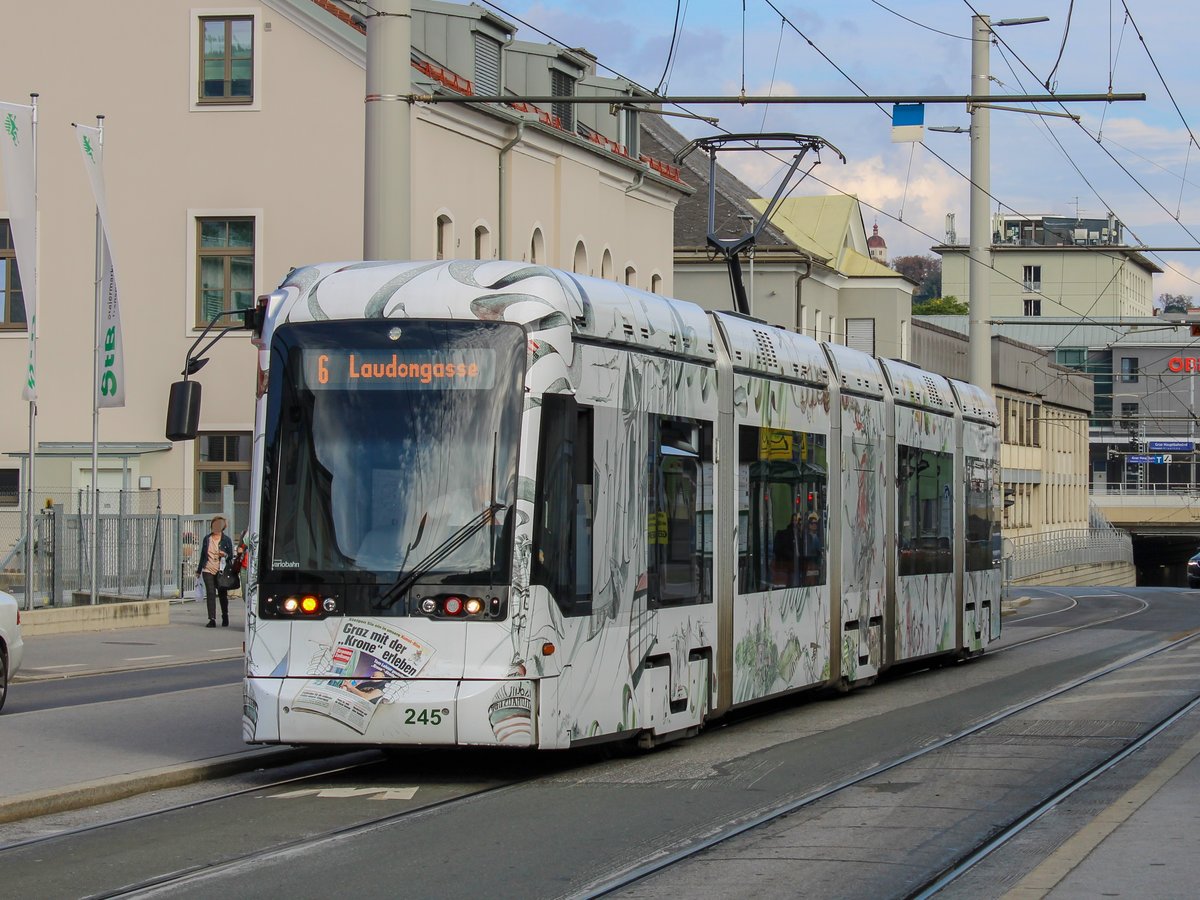 Graz. Variobahn 245  Krone Kunst Bim  war am 10.10.2020 auf der Linie 6, hier bei der Waagner-Biro-Straße.