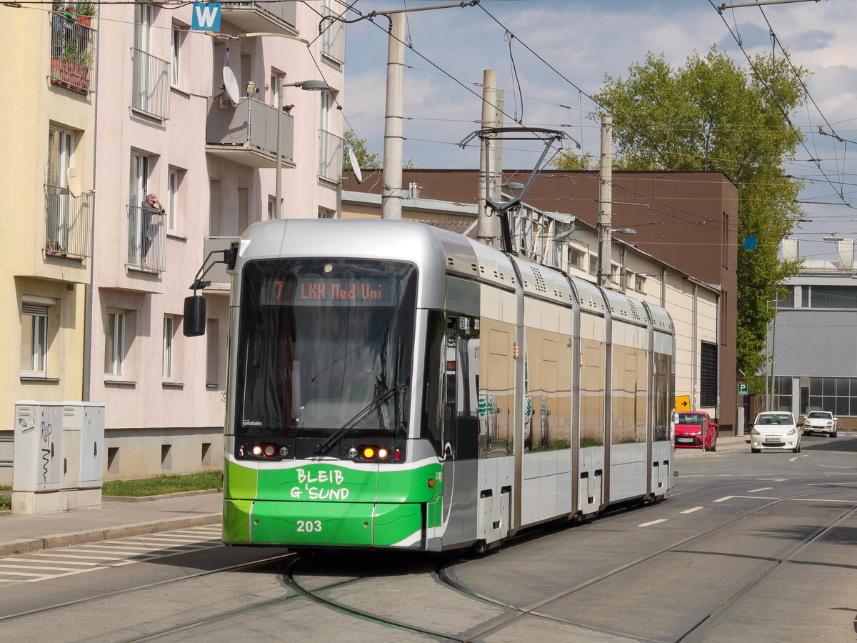 Graz. Variobahn 293 biegt hier am 03,.05.2021 in die Stradiotgasse ein.