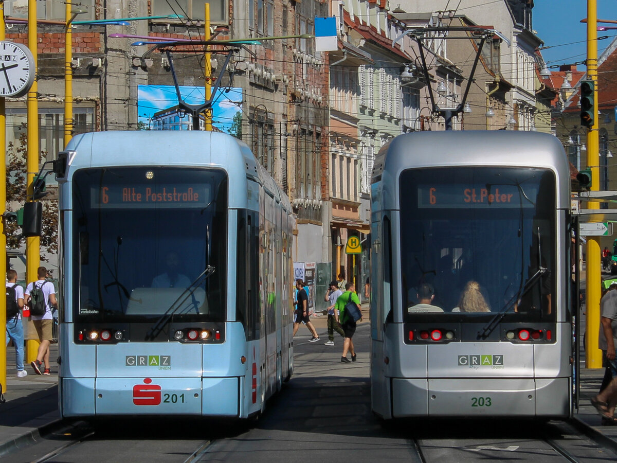 Graz. Variobahn-Begegnung am Jakominiplatz: Am 05.09.2020 sind hier die Variobahnen 201 und 203 am Jakominiplatz zu sehen.