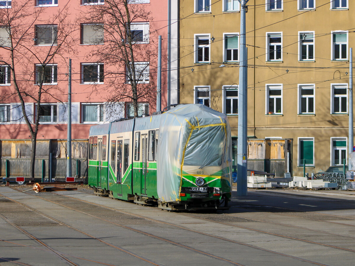 Graz. Vier Verletzte und ein schwer beschädigter Treibwagen war das Resultat eines Straßenbahnunfalls im Vorjahr. Am 05.02.2022 sonnt sich der kaputte TW 605 der Graz Linien am Freigelände in der Steyrergasse.