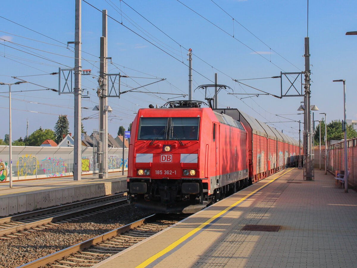 Graz. Während den letzten Sonnenstunden des 30.07.2020 zog die DB 185 362 einen Autozug durch Graz Don Bosco
