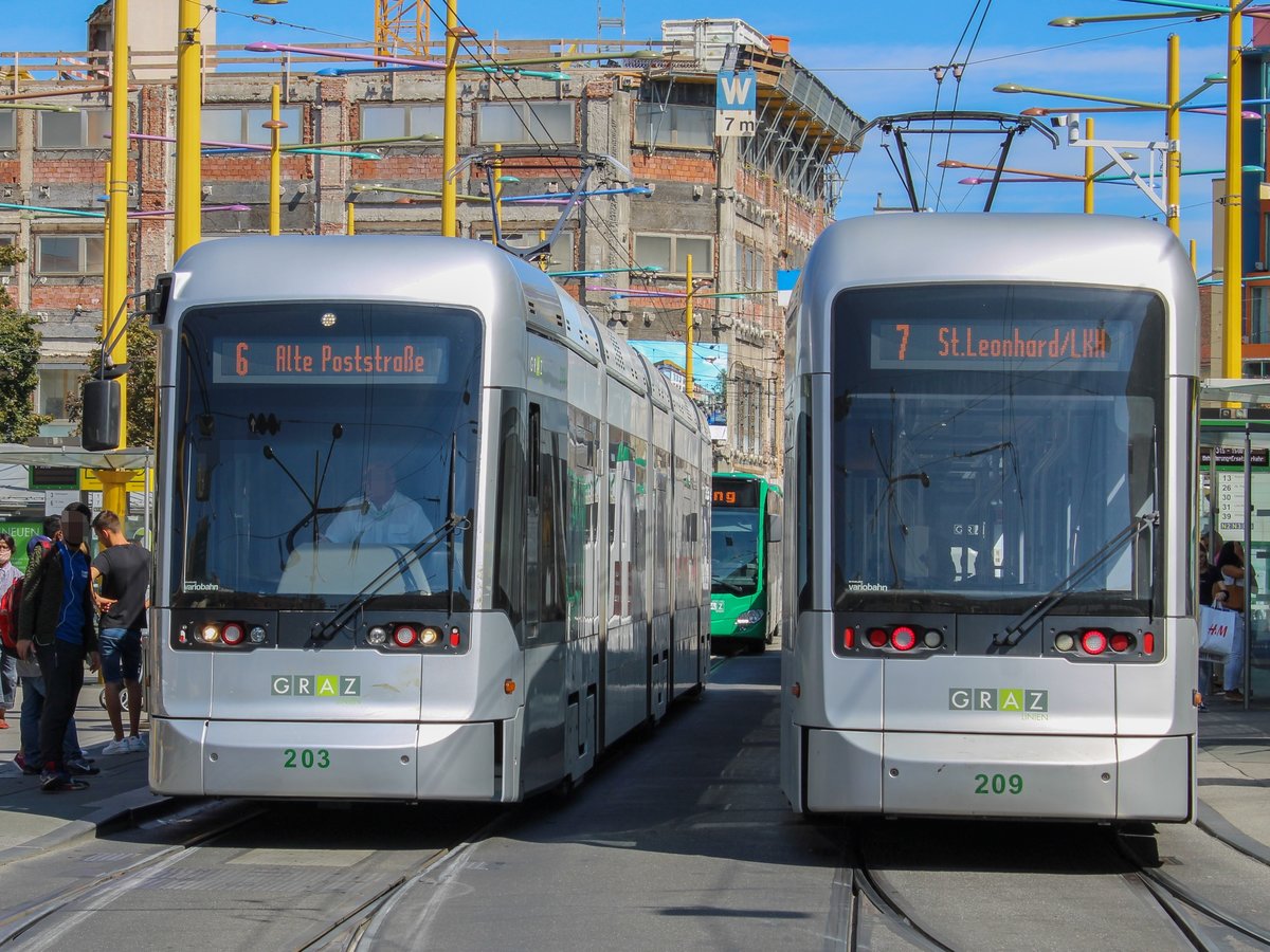Graz. Während einer Veranstaltung am 05.09.2020 musten die Linien 1, 6 und 7 in die Remise Steyrergasse kurzgeführt werden. Hier treffen sich Variobahn 203 und 209 am jakominiplatz.