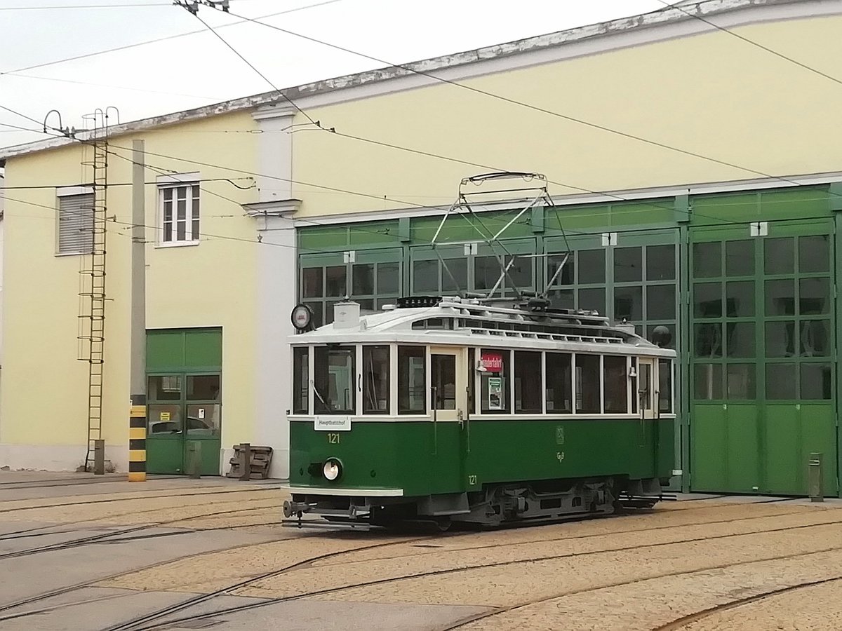 Graz. Wagen 121 fuhr am 14.09 2019 zum Publikunstag
am Grazer Hauptbahnhof. Der Wagen ist hier bei der
Ausfahrt aus der Remise Steyrergasse zu sehen. 