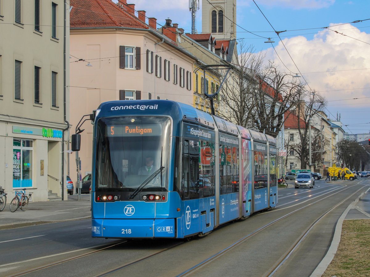 Graz. Wagen 218 der Graz Linien war am 08.03.2021 auf der Linie 5, hier kurz vor der Haltestelle Neuholdaugasse/Augartenbad.