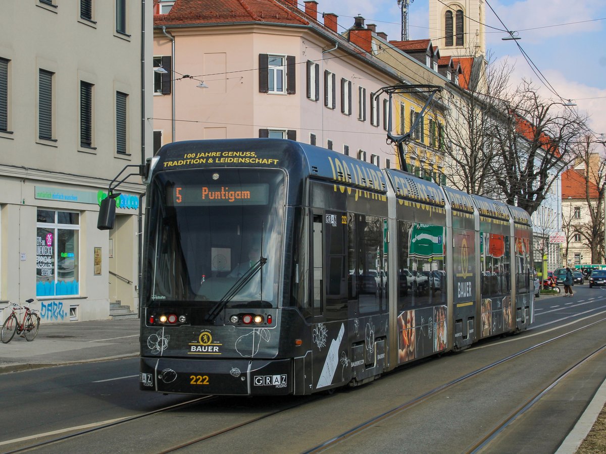 Graz. Wagen 222 der Graz Linien war am 08.03.2021 auf der Linie 5, hier kurz vor der Haltestelle Neuholdaugasse/Augartenbad.