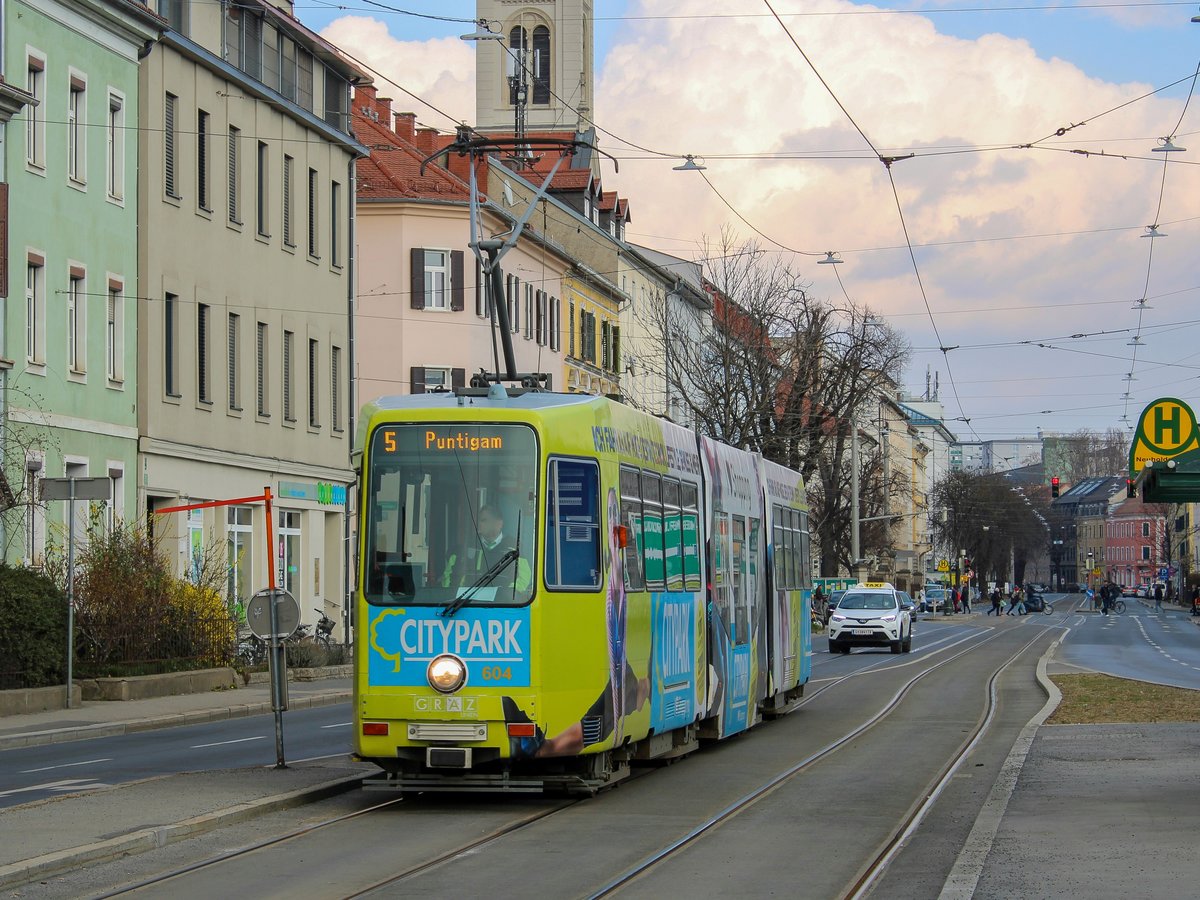Graz. Wagen 604 der Graz Linien war am 08.03.2021 auf der Linie 5, hier kurz vor der Haltestelle Neuholdaugasse/Augartenbad.