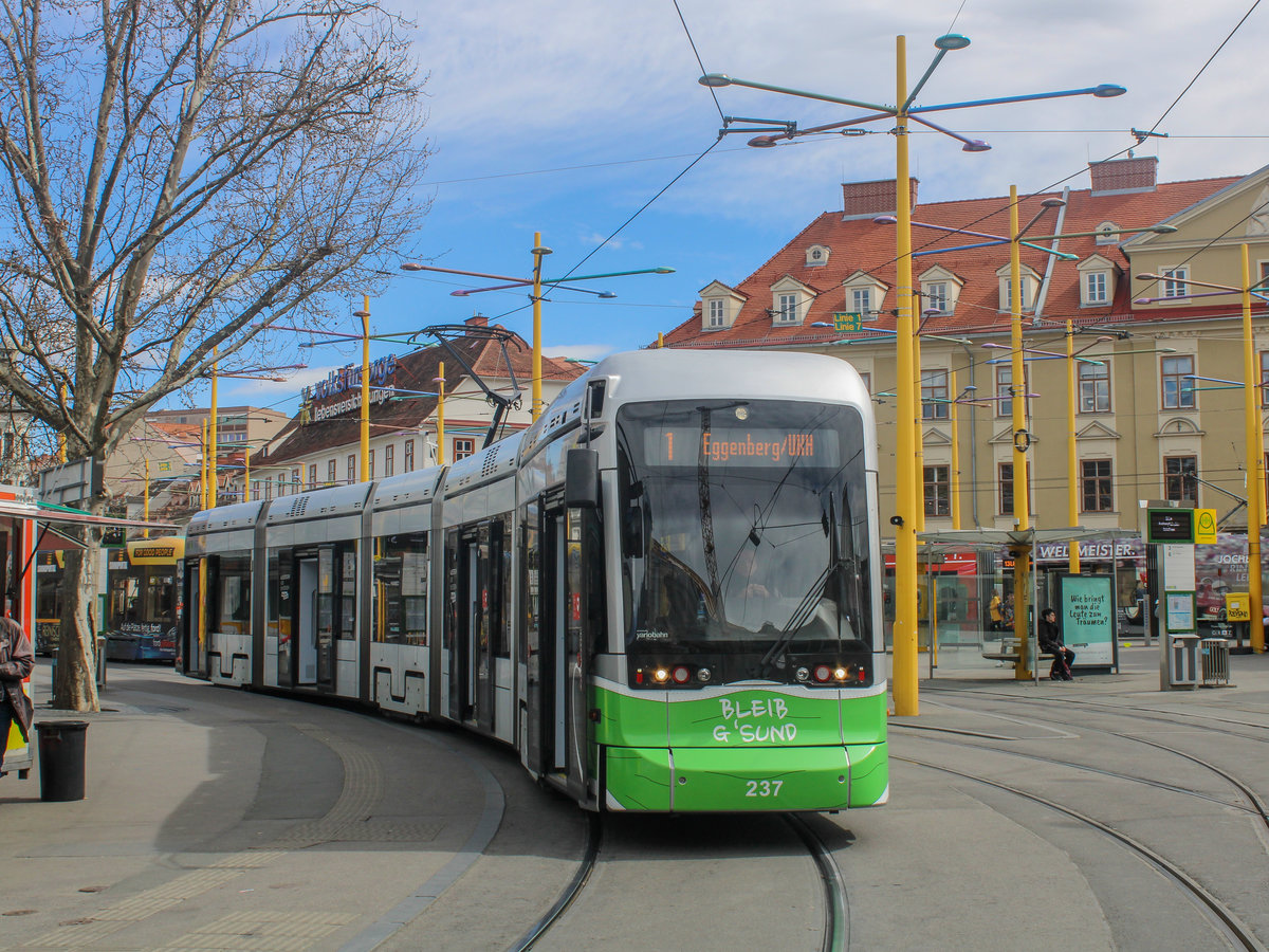 Graz. Wegen Bauarbeiten im Streckenabschnitt Kroisbach – St. Johann, wird die Linie 1 bis Herbst 2021 bis zum Hilmteich kurzgeführt. Wagen 237 der Graz Linien wartet hier am 11.04.2021 auf die Abfahrt in Richtung Eggenberg/UKH.