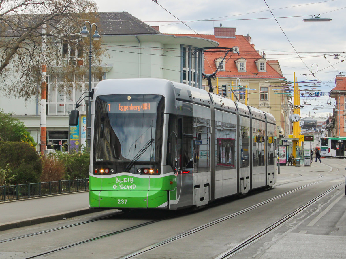 Graz. Wegen Bauarbeiten im Streckenabschnitt Kroisbach – St. Johann, wird die Linie 1 bis Herbst 2021 bis zum Hilmteich kurzgeführt. Wagen 237 der Graz Linien fährt hier als Linie 1 in Richtung Eggenberg/UKH durch die Herrengasse.