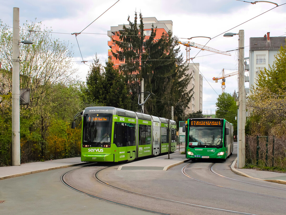 Graz. Wegen Bauarbeiten wendet die Grazer Straßenbahnlinie 7 in der Schleife Laudongasse. Am 19.04.2023 konnte ich Variobahn 227 in besagter Schleife neben dem Ersatzbus zur Weiterfahrt fotografieren.
