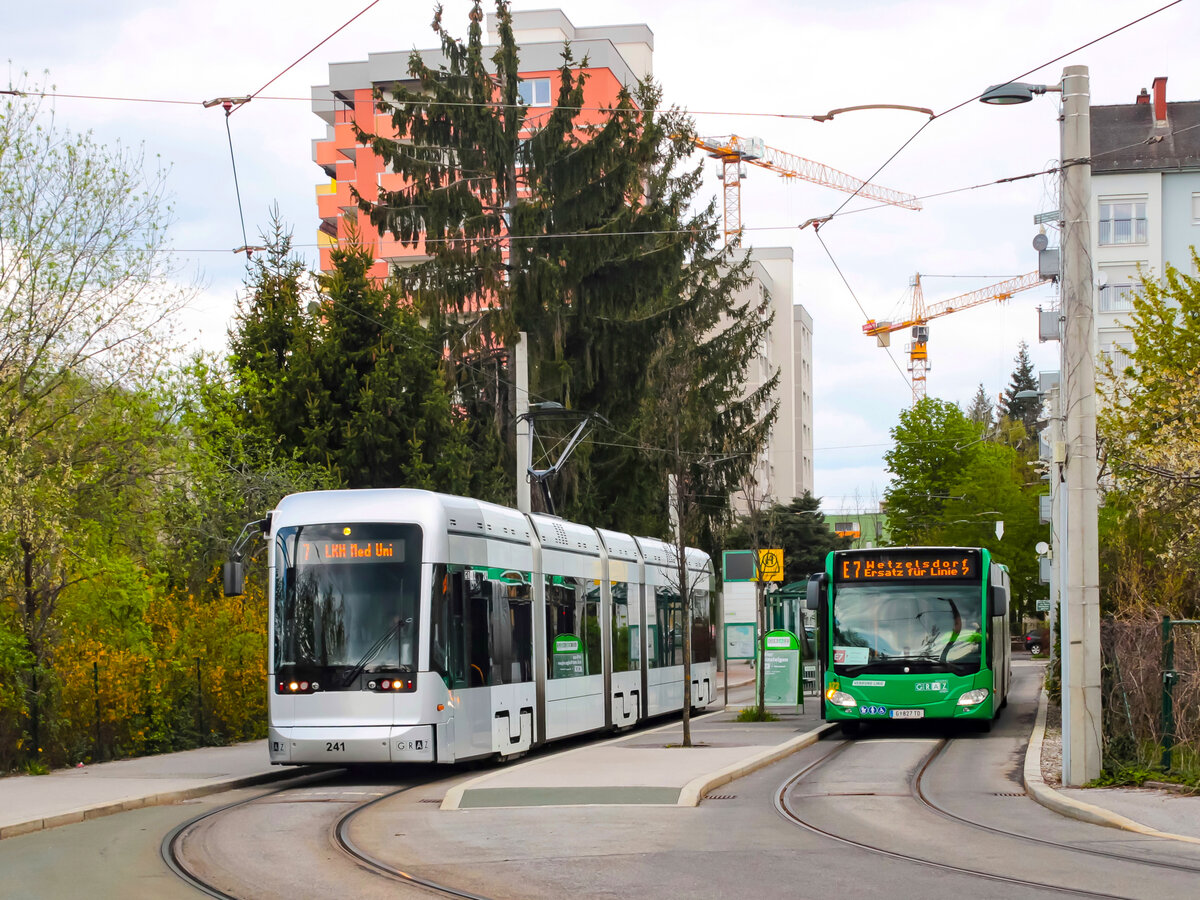 Graz. Wegen Bauarbeiten wendet die Grazer Straßenbahnlinie 7 in der Schleife Laudongasse. Am 19.04.2023 konnte ich Variobahn 241 in besagter Schleife neben dem Ersatzbus zur Weiterfahrt fotografieren.