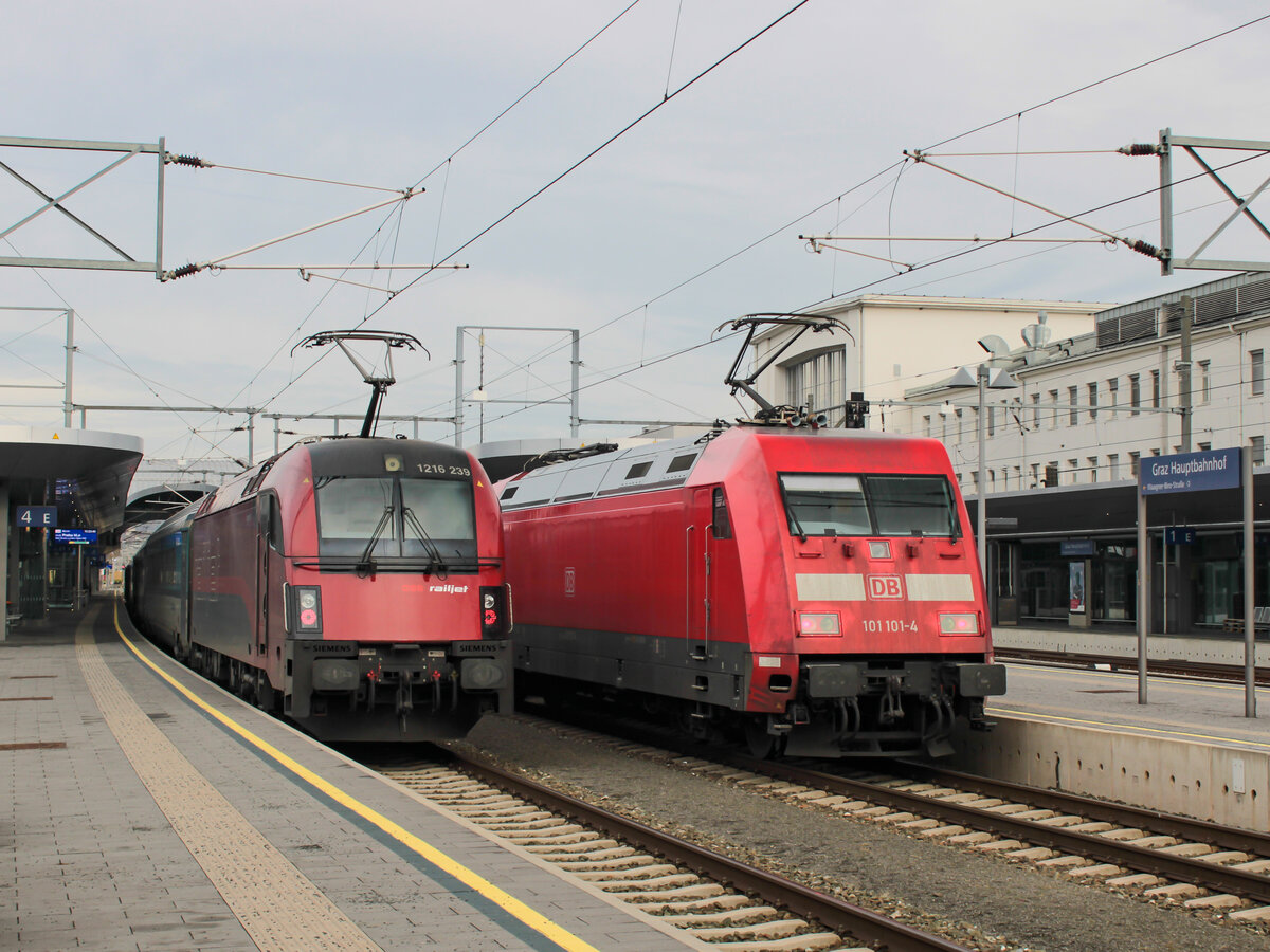 Graz. Wenn Deutschland auf Österreich trifft: Am 13.01.2023 konnte ich im Grazer Hauptbahnhof die ÖBB 1116 239 mit dem railjet 258 nach Praha hlavní nádraží aufnehmen, daneben ist kürzlich die DB 101 101 mit dem Intercity 719 aus Salzburg eingetroffen, und macht sich soeben bereit um als Eurocity 216 nach Saarbrücken zu fahren.