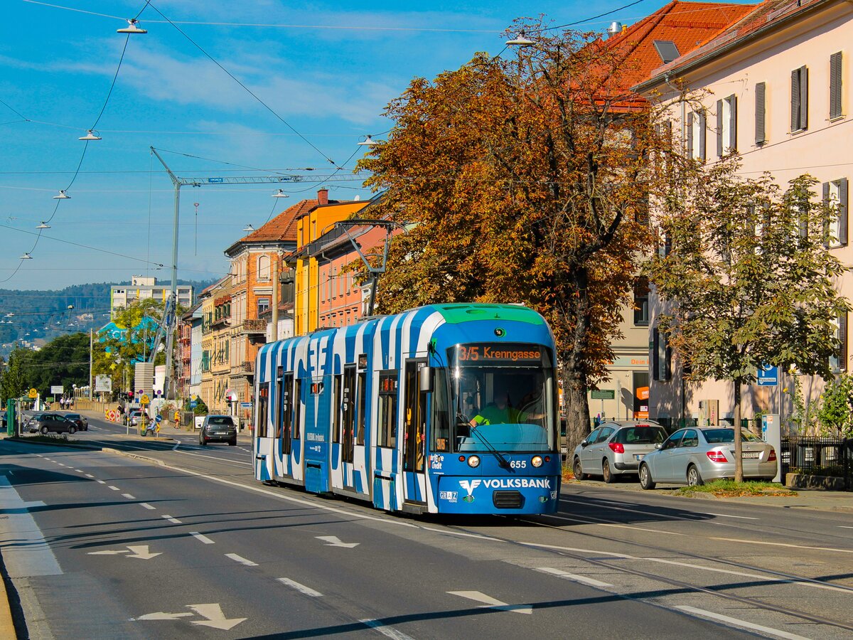 Graz. Wie jedes Jahr findet Mitte September das Aufsteirern statt, das größte Volkskulturfest in Österreich. Durch die Sperre der Innenstadt, kommt es dadurch zu Sonderlinien, eine davon ist die Linie 3/5, auf welcher hier Cityrunner 655 am Schönaugürtel unterwegs ist.
