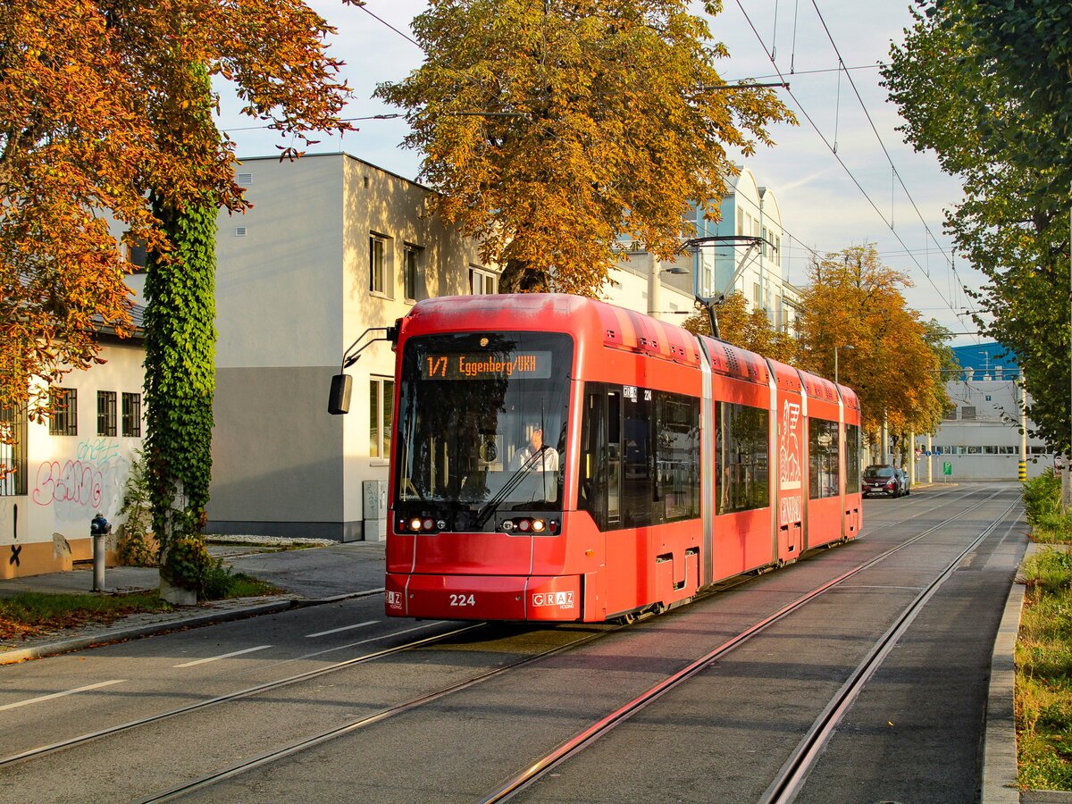 Graz. Wie jedes Jahr findet Mitte September das Aufsteirern statt, das größte Volkskulturfest in Österreich. Durch die Sperre der Innenstadt, kommt es dadurch zu Sonderlinien, eine davon ist die Linie 1/7, auf welcher hier Variobahn 224 in der Asperngasse unterwegs ist.
