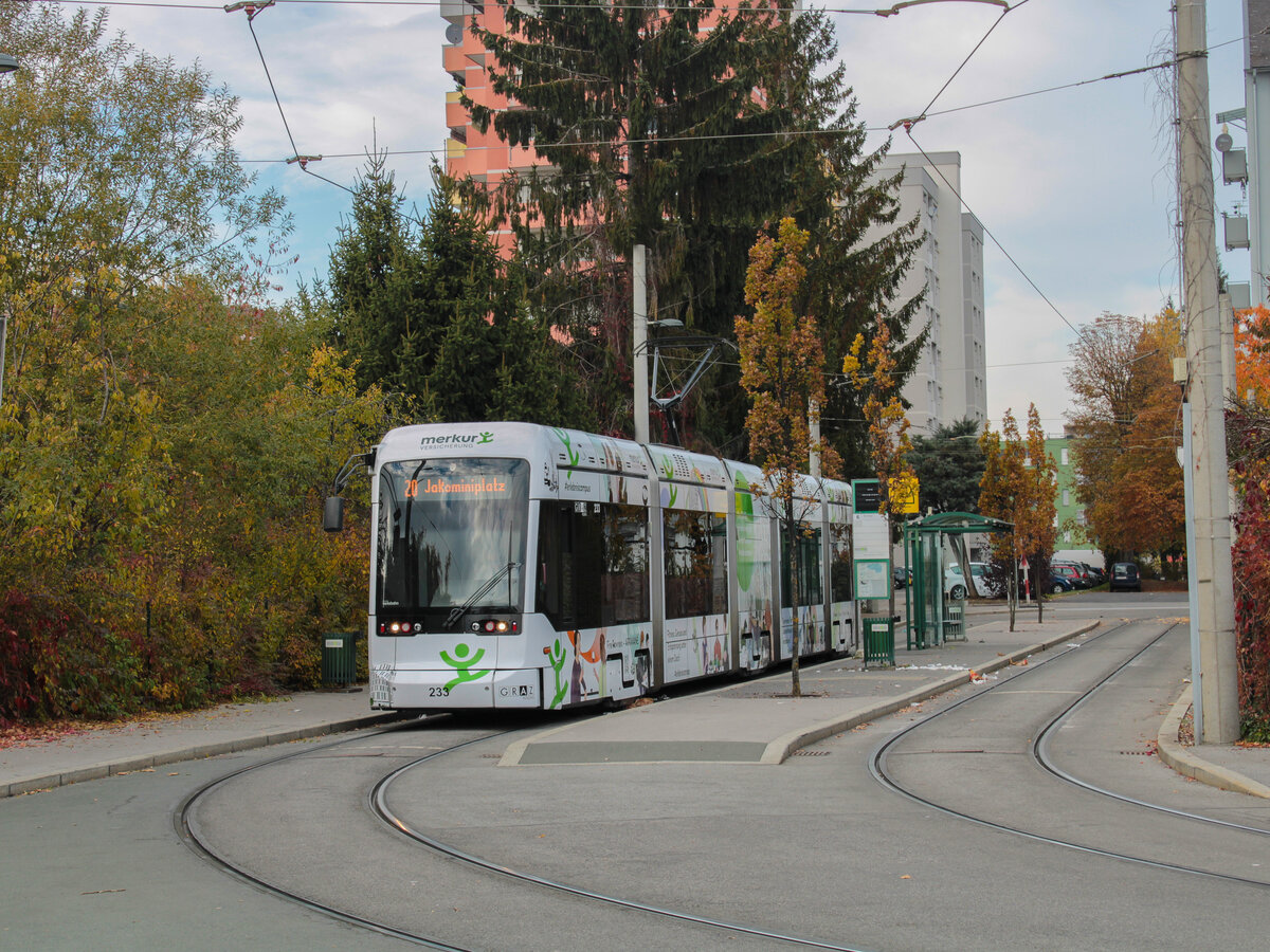 Graz. Zu Allerheiligen am 01.11.2021 ist Variobahn 233 auf der Linie 20 im Einsatz gewesen, hier in der Laudongasse.