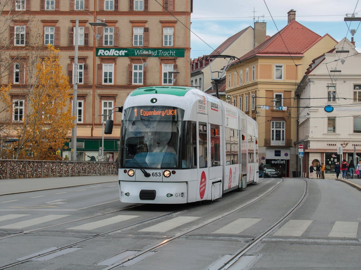 Graz. Zu Allerheiligen am 01.11.2021 ist Cityrunner 653 auf der Linie 1 im Einsatz gewesen, hier auf der Erzherzog-Johann-Brücke.