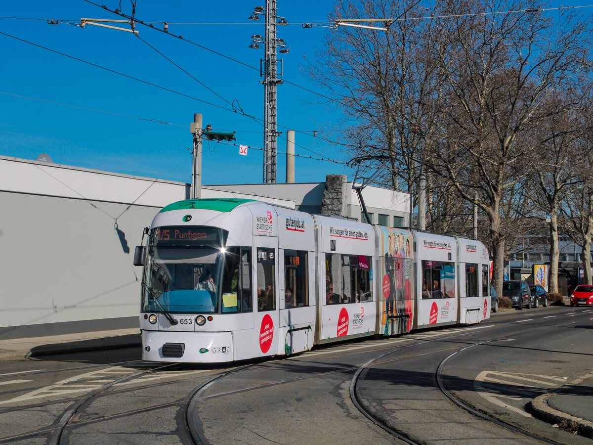 Graz. Zu Faschingsdienstag richteten die Graz Linien einen Sonderverkehr ein. Im Zuge dessen verkehrte die Sonderlinie 1/5, hier ist der Cityrunner 653 auf besagter Linie beim Zentralfriedhof zu sehen.