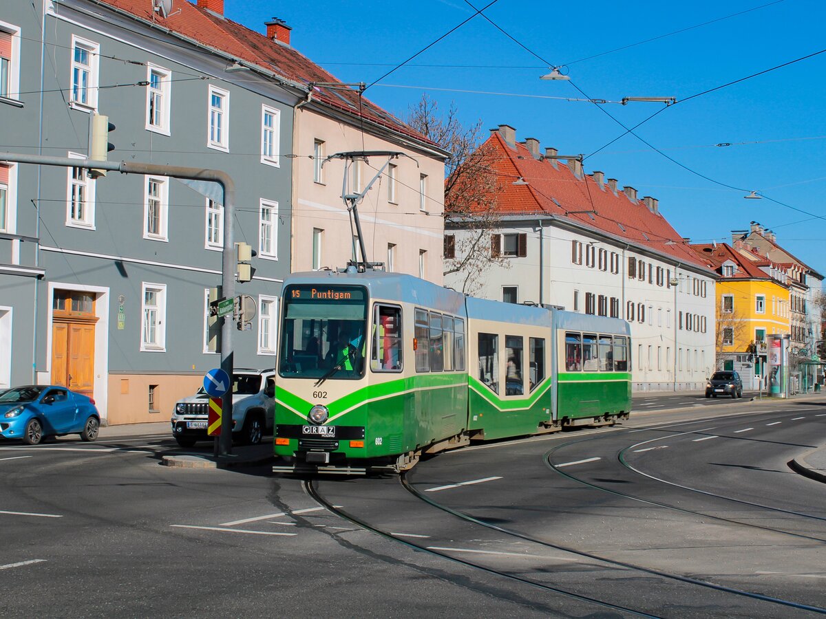 Graz. Zu Faschingsdienstag richteten die Graz Linien einen Sonderverkehr ein. Im Zuge dessen verkehrte die Sonderlinie 1/5, hier ist der TW 602 auf besagter Linie in Karlau zu sehen.