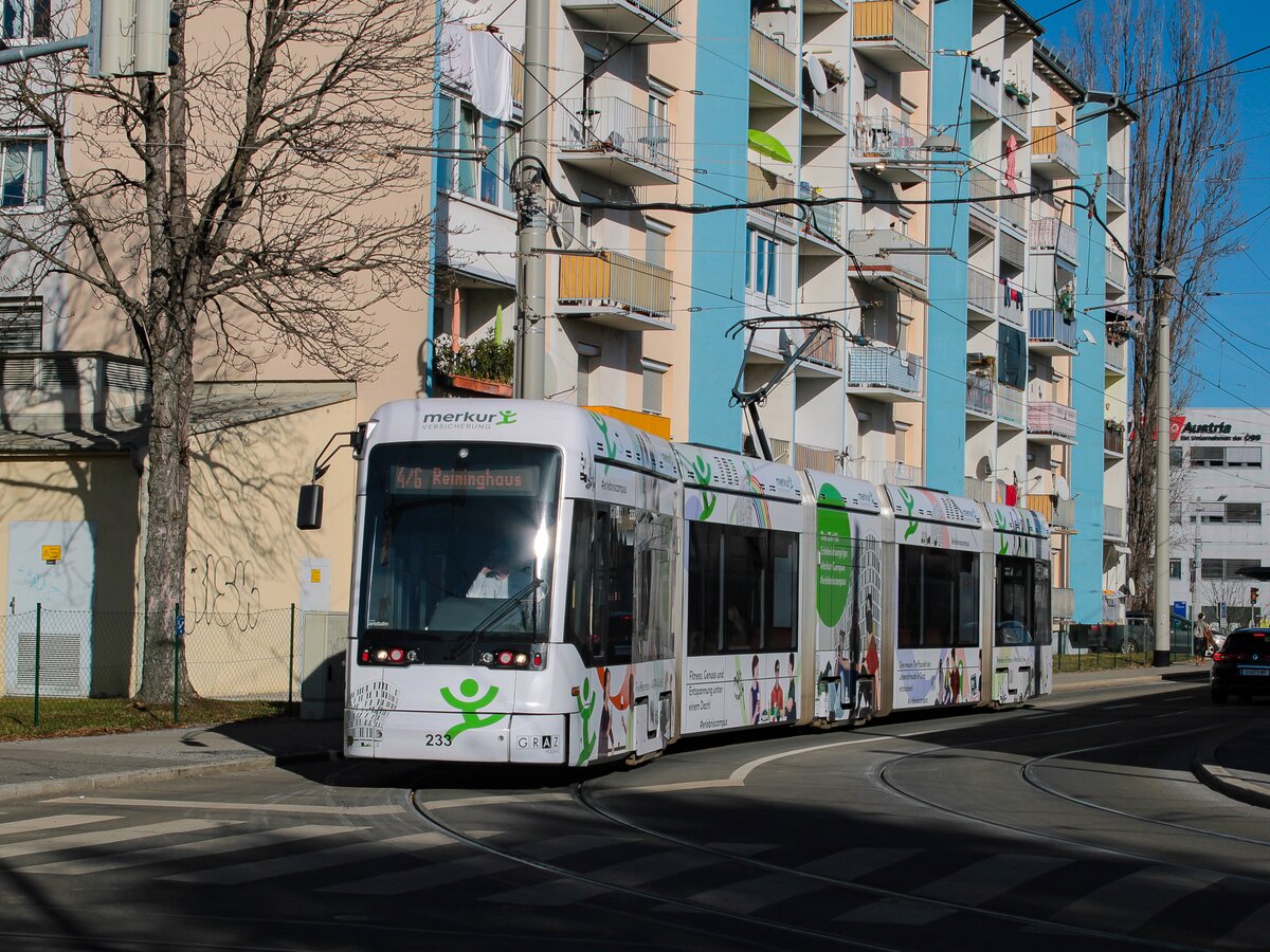 Graz. Zu Faschingsdienstag richteten die Graz Linien einen Sonderverkehr ein. Im Zuge dessen verkehrte die Sonderlinie 4/6, hier ist der Variobahn 233 auf besagter Linie in der Daungasse zu sehen.