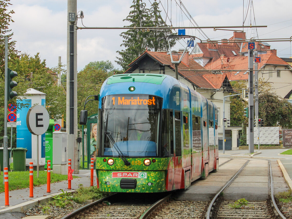 Graz. Zum schönsten Streckenabschnitt der Grazer Straßenbahn gehört mit weitem Abstand die Strecke Mariagrün – Mariatrost. Auf diesem Abschnitt, fährt die Straßenbahn quer durch den Leechwald. Am 06.09.2020 konnte ich Cityrunner 658 vor dem befahren des Abschnitts in Mariagrün fotografieren.