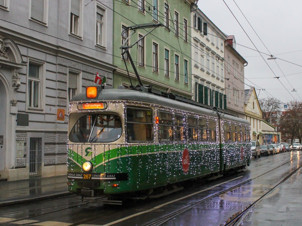 Graz. Zur Tradition ist es geworden, dass jedes Jahr in der Vorweihnachtszeit TW 267 des Tramway Museum Graz mit Lichterketten geschmückt zwischen Jakominiplatz und Laudongasse pendelt. Wegen Corona war heuer etwas später der Beginn dieser Attraktion, ab 08.12.2020 ist die Garnitur wieder unterwegs. Bei seiner 1. Ausfahrt dieses Jahr als Adventbim konnte ich den Triebwagen in der Steyrergasse ablichten.