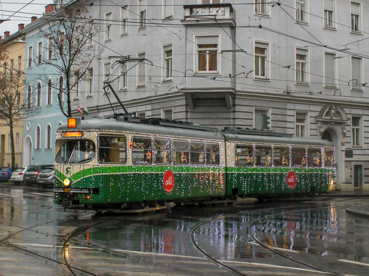 Graz. Zur Tradition ist es geworden, dass jedes Jahr in der Vorweihnachtszeit TW 267 des Tramway Museum Graz mit Lichterketten geschmückt zwischen Jakominiplatz und Laudongasse pendelt. Wegen Corona war heuer etwas später der Beginn dieser Attraktion, ab 08.12.2020 ist die Garnitur wieder unterwegs. Bei seiner 1. Ausfahrt dieses Jahr als Adventbim konnte ich den Triebwagen in der Steyrergasse ablichten.