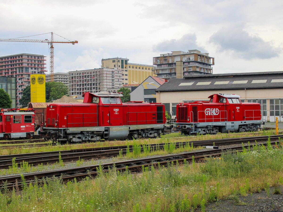Graz. Zwei V100-Lokomotiven der GKB genießen hier am 01.07.2023 ihre Samstags-Ruhe im Grazer Köflacherbahnhof.