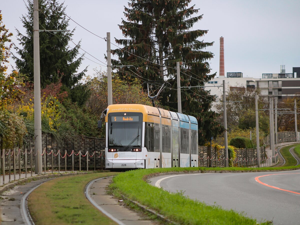 Graz. Zwischen dem Zentralfriedhof und dem Brauhaus Puntigam, verkehrt die Straßenbahnlinie 5 auf einem eingleisigen Streckenabschnitt. Im Oktober haben die Bauarbeiten zum zweigleisigen Ausbau sowie Sanierung der Strecke angefangen. Am 05.11.2022 konnte ich auf diesem Streckenabschnitt die Variobahn 228 in Fahrtrichtung Andritz fotografieren.