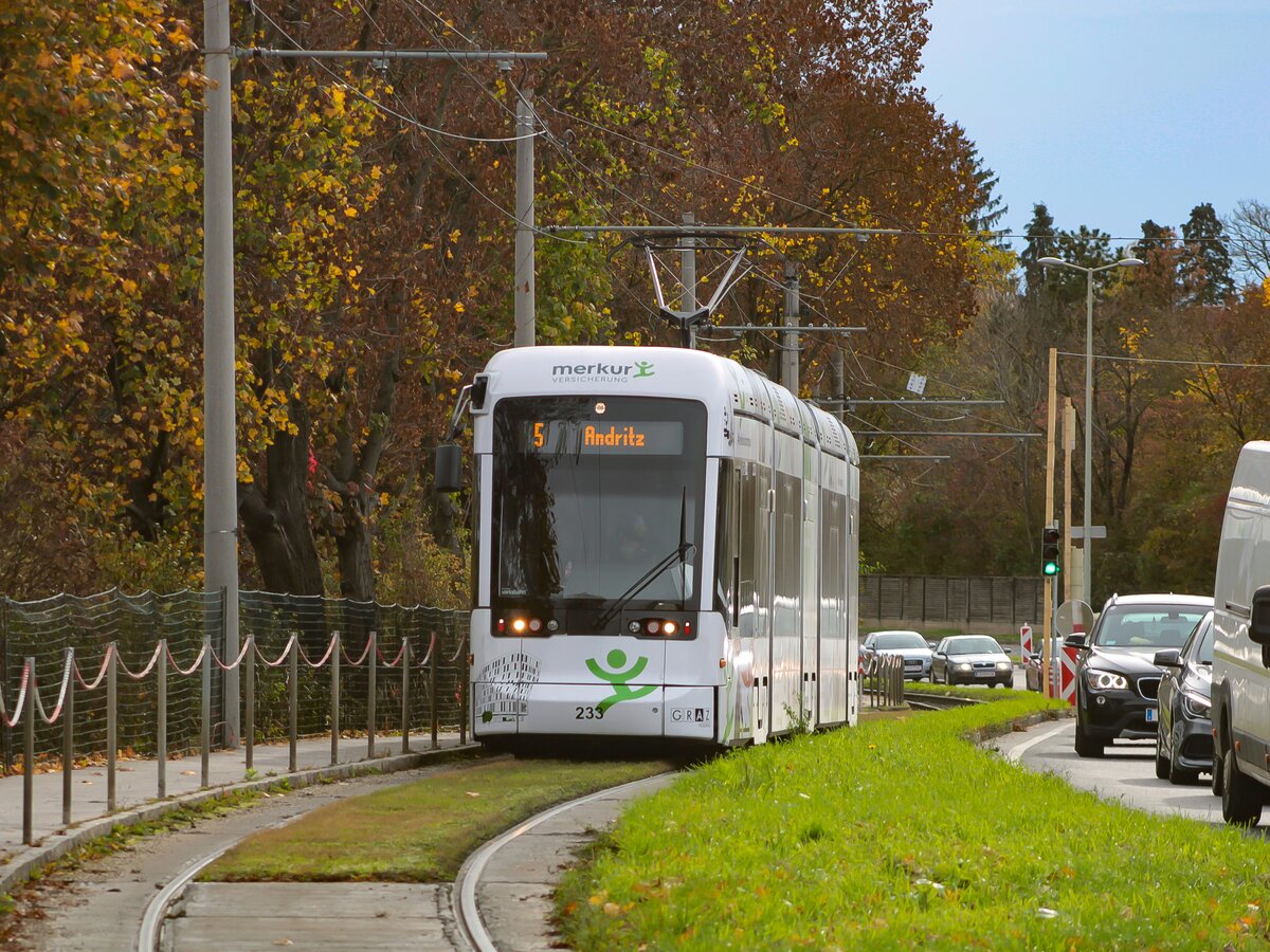 Graz. Zwischen dem Zentralfriedhof und dem Brauhaus Puntigam, verkehrt die Straßenbahnlinie 5 auf einem eingleisigen Streckenabschnitt. Im Oktober haben die Bauarbeiten zum zweigleisigen Ausbau sowie Sanierung der Strecke angefangen. Am 05.11.2022 konnte ich auf diesem Streckenabschnitt die Variobahn 233 in Fahrtrichtung Andritz fotografieren.