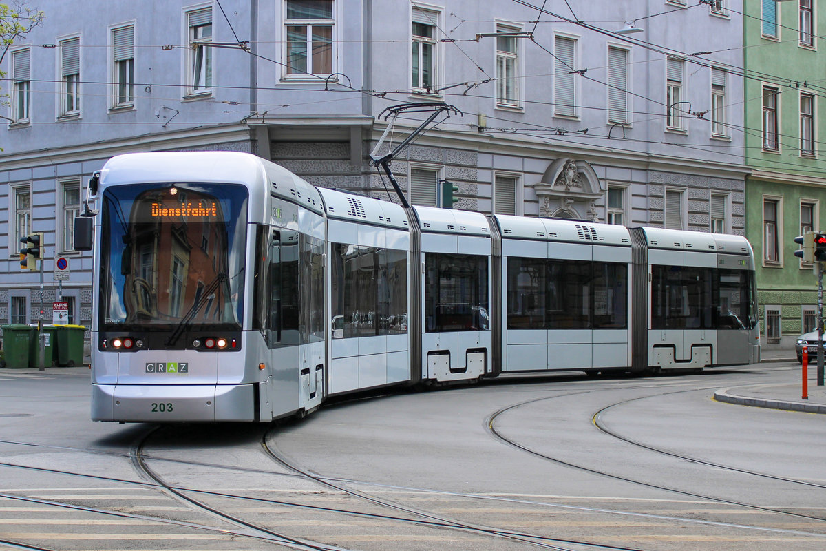 Graz.Variobahn 203 war am 14.04.2020 auf Dienstfahrt, hier
bei der Ausfahrten aus der Steyrergasse. 