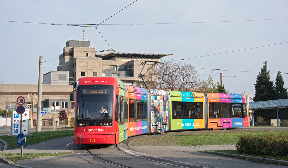 Graz

Wegen Bauarbeiten in der Herrengasse gibt es aktuell bis 18 April die Linie 1/7 auch Linie 10 genannt Eggenberg UKH - Asperngasse - Wetzelsdorf wo nur Variobahnen eingesetzt werden.

VB 243 FH in der Schleife Eggenberg UKH, 12.04.2017. 
