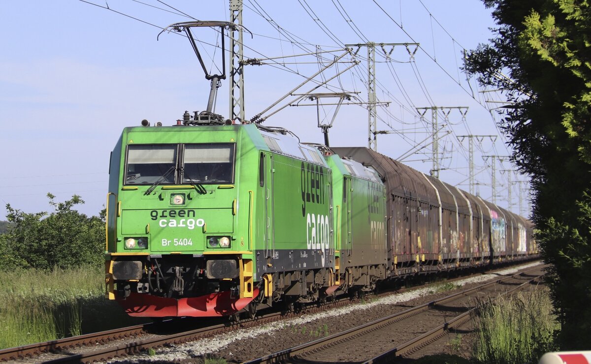 Green Cargo Br 5404 (91 80 6185 404-1 D-GC) & Br 5406 (91 80 6185 406-6 D-GC) am 10.06.2022 mit einem Ganzzug südwärts fahrend. Aufgenommen am Stadtrand von Neumünster.
Bisher die erste grüne Doppeltraktion, die mir vor die Linse kam.