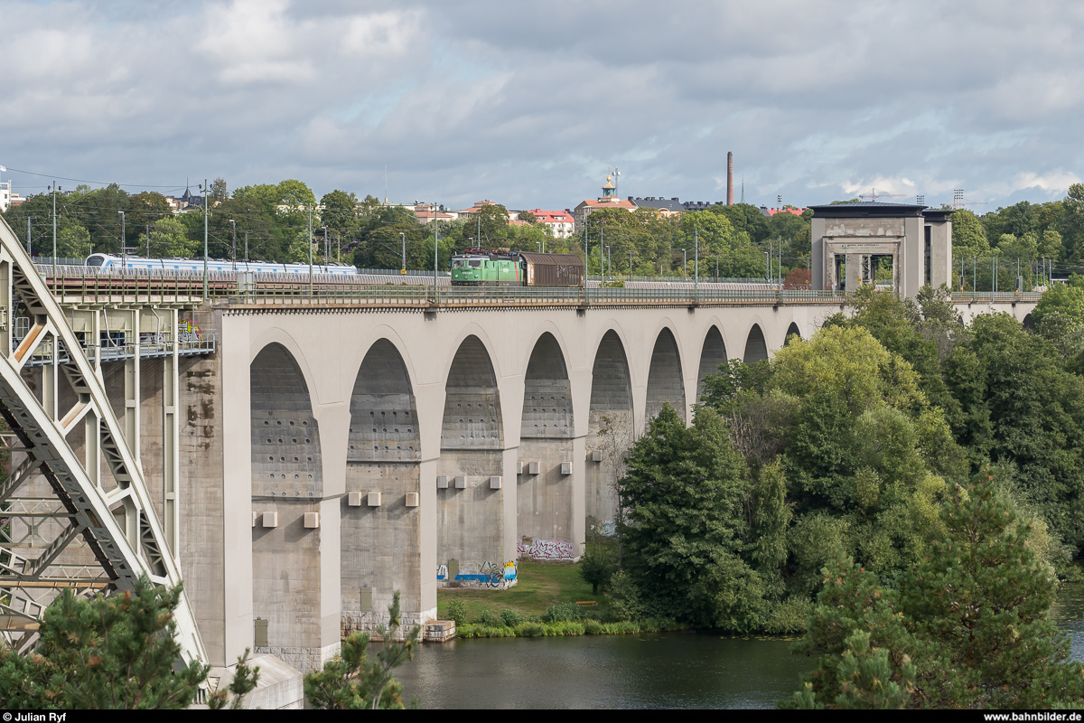 Green Cargo Rc4 1266 am 5. September 2019 mit einem Kurzgüterzug auf der Årstabron in Stockholm.