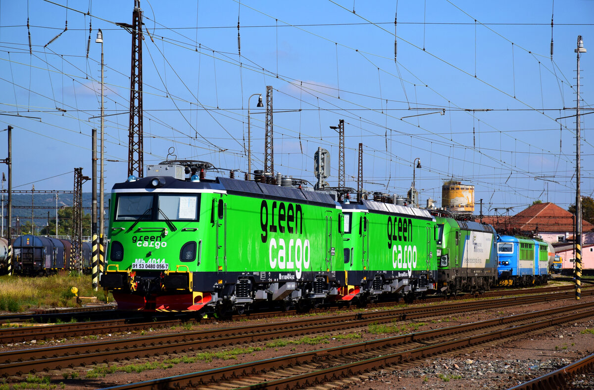 Green Cargo Transmontana Loks sind auf der Reise von Rumänien nach Sweden. Die Fabrikneue 480 055 (MB 4013) und 480 056 (MB 4014) warten auf der Weiterfahrt in Bf. Štúrovo (Párkány) in der Slowakei.
02.10.2021.