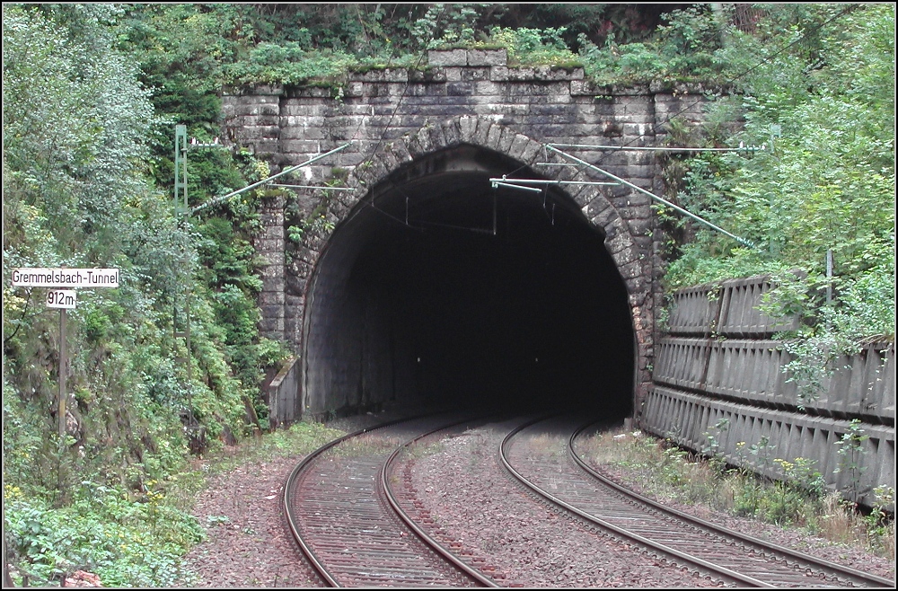 Gremmelsbach-Tunnel von der Offenburger Seite. August 2006. Zum Vergleich mit dem anderen Tunnelportal eingestellt.