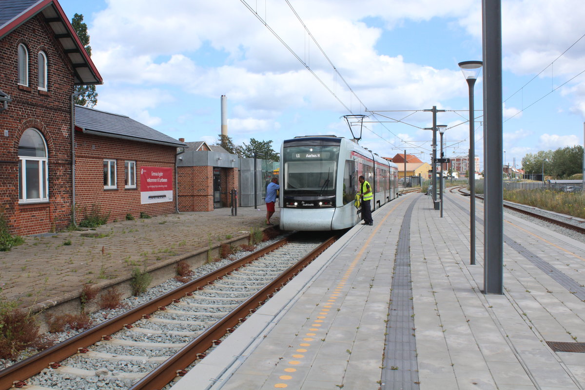 Grenå / Grenaa: Aarhus Letbane Linie 1 (Tango 2101-2201) Endhaltestelle Grenaa am 2. Juli 2019. - Links befindet sich das ehemalige DSB-Bahnhofsgebäude.