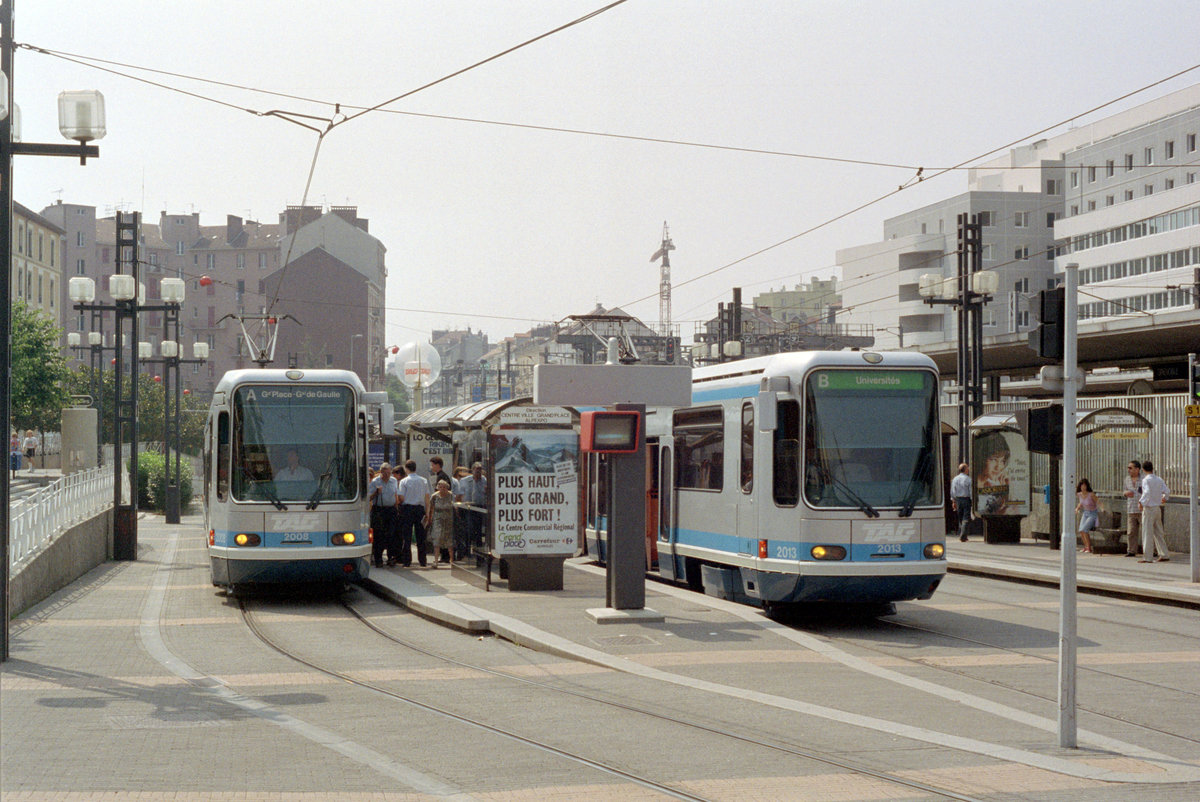 Grenoble TAG Ligne de tramway / SL A (TFS / Tw 2008) / B (TFS / Tw 2013) Place de la Gare / 
Gare SNCF) im Juli 1992. - Scan eines Farbnegativs. Film: Kodak Gold 200-3. Kamera: Minolta XG-1.