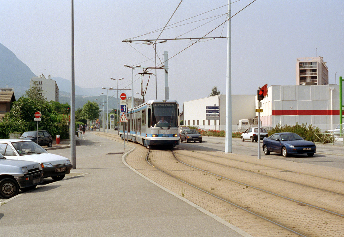 Grenoble TAG Ligne de tramway / SL A (TFS / Tw 2010) Fontaine, Boulevard Paul Langevin (Terminus / Endstation Fontaine-La Poya) im Juli 1992. - Scan eines Farbnegativs. Film: Kodak Gold 200-3. Kamera: Minolta XG-1.