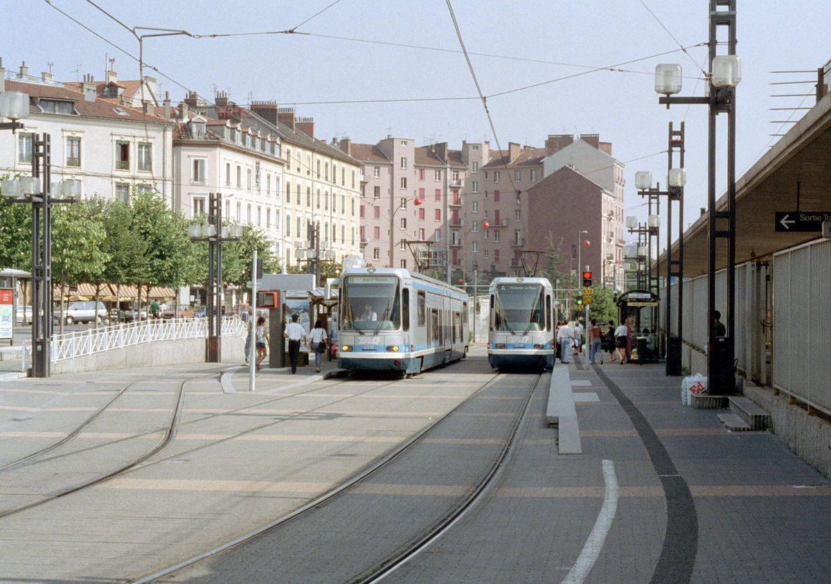 Grenoble TAG Ligne de tramway / SL B (TFS / Tw 2019) / A (TFS / Tw 2016) Place de la Gare / Gare SNCF im Juli 1992. - Scan eines Farbnegativs. Film: Kodak Gold 200-3. Kamera: Minolta XG-1.