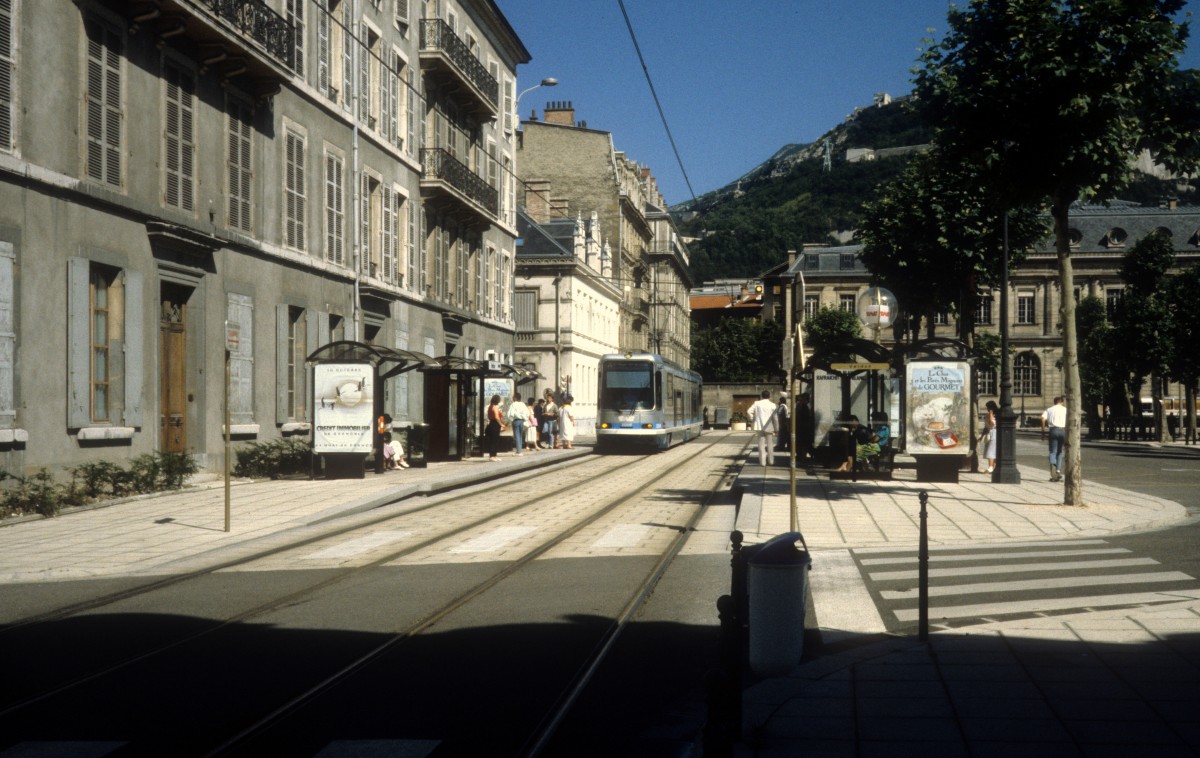 Grenoble TAG SL A (Alstom-TFS 2 2006) Place de Verdun im Juli 1988.